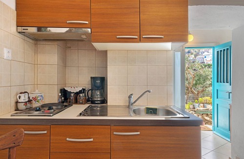 Kea Apartment | Studio Apartment 'Maria In The Castle Kea' with Mountain View, Wi-Fi and Air Conditioning