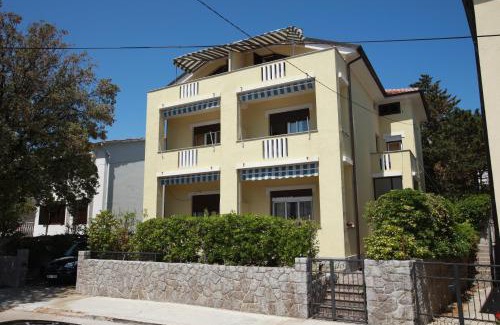 Baska House | Studio Apartments Cavrak with Terrace