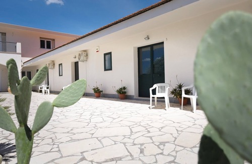 Noto Historic Centre Apartment | Studio 'Basilico - Fiumara Val Di Noto' with Mountain View, Wi-Fi and Air Conditioning
