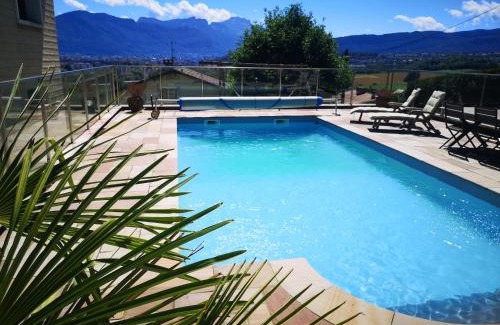 Poisy Apartment | Studio Bellevue appart indépendant rénové 2024 piscine parking proche centre Annecy
