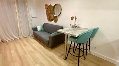 Antibes Apartment | Studio Bricka - 200m to the beach, parking, clim, terrace