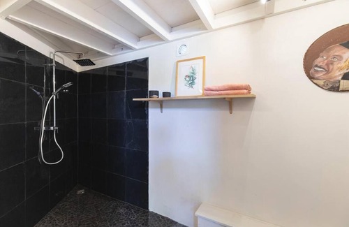 Saint-Leu Apartment | Studio By KAZUBUNTU