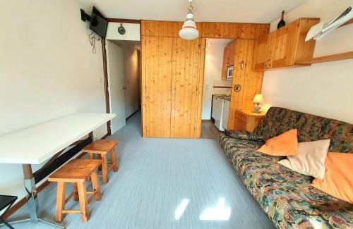 Plagne Centre Apartment | Studio chaleureux à 100m des pistes, balcon exposé sud, casier à skis - FR-1-351-17