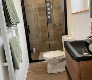Castelnaudary Apartment | Studio CLIMATISÉ au cœur de la ville, gare à pied, café offert
