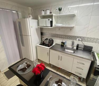 Canto do Forte Apartment | - Studio - com ar condicionado-5 Hospedes, a 50 metros dos melhores bares e restaurantes com musica ao vivo 3 quadras da Praia