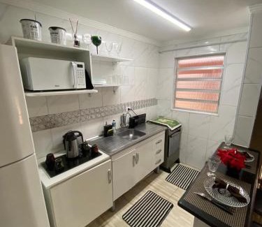 Canto do Forte Apartment | - Studio - com ar condicionado-5 Hospedes, a 50 metros dos melhores bares e restaurantes com musica ao vivo 3 quadras da Praia
