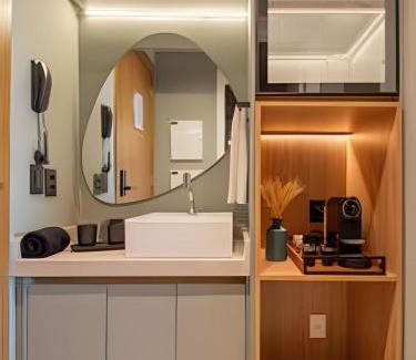Graca Apartment | Studio com Rooftop e Piscina com vista para a Baia de Todos os Santos, Portaria 24 Hr, Estacionamento, Wi-fi 433Mbps, Cozinha Compacta, a 1 km da Praia e a 3 km do Farol da Barra e do Pelourinho