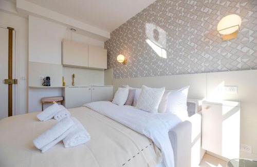 Passy Apartment | Studio Eiffel Tower view