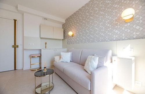 Passy Apartment | Studio Eiffel Tower view