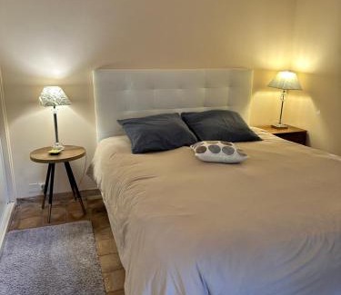 Les Hauts de Villeneuve Apartment | Studio en rez-de-jardin arboré avec accès piscine et clim