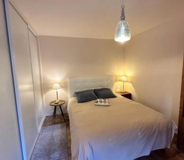 Les Hauts de Villeneuve Apartment | Studio en rez-de-jardin arboré avec accès piscine et clim