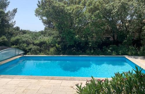Les Hauts de Villeneuve Apartment | Studio en rez-de-jardin arboré avec accès piscine et clim