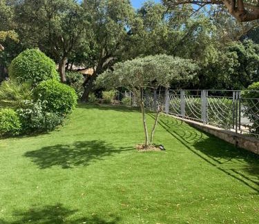 Les Hauts de Villeneuve Apartment | Studio en rez-de-jardin arboré avec accès piscine et clim