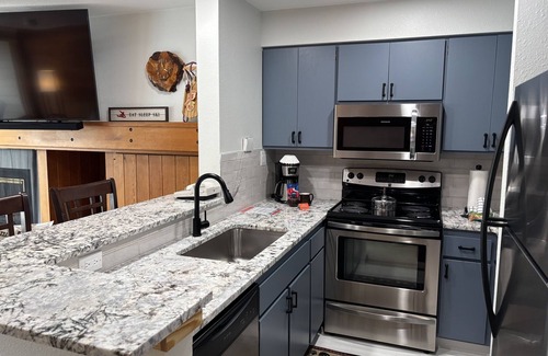 Lakeside Village Apartment | Studio In Lakeside Village, Updated Kitchen & Bath Apts