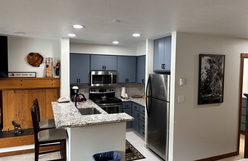 Lakeside Village Apartment | Studio In Lakeside Village, Updated Kitchen & Bath Apts