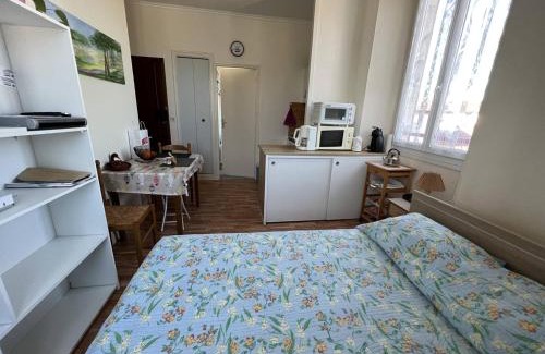 Cambo-les-Bains Apartment | Studio lumineux à Cambo-les-Bains, proche thermes, coin nuit, kitchenette, internet, animaux acceptés - FR-1-495-10