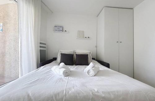 La Madeleine Apartment | Studio Neuf avec Terrasse et Aperçu Mer