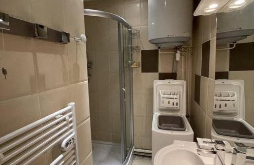 Laveissiere Apartment | Studio rénové 3*, balcon sud, pied pistes – Wifi, lave-linge, lits superposés, proche commerces - FR-1-787-53