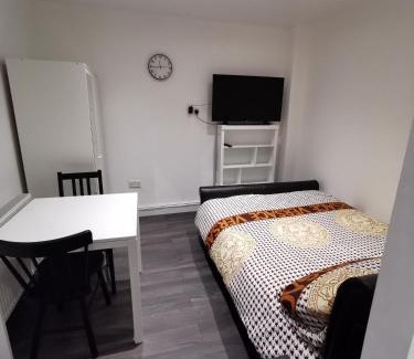 Kidbrooke with Hornfair Apartment | Studio self contained double bedroom