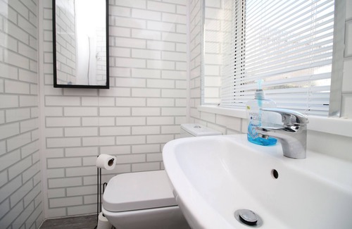 Cwmbrwla Apartment | Studio - Sleeps 10 - Parking - Wifi
