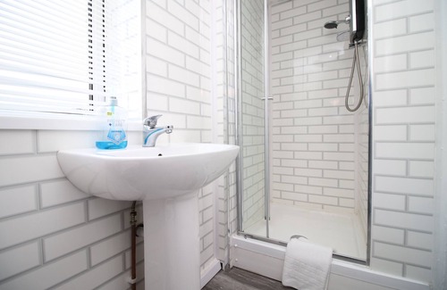 Cwmbrwla Apartment | Studio - Sleeps 10 - Parking - Wifi