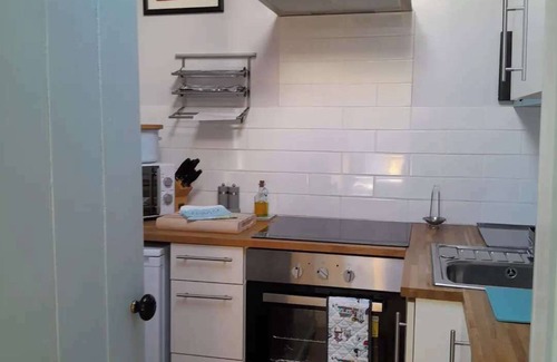 Calstock Apartment | Studio - Sleeps2 - Parking - Private Courtyard