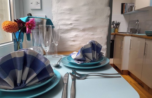 Calstock Apartment | Studio - Sleeps2 - Parking - Private Courtyard