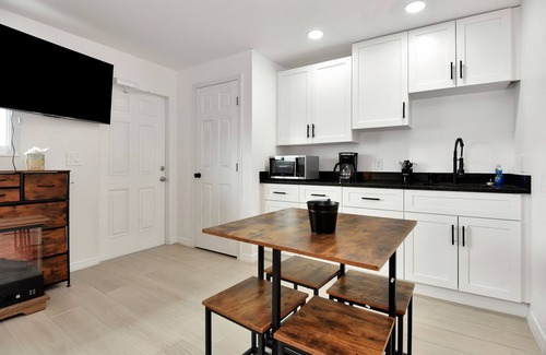 Daytona Beach Shores Apartment | Studio Suite Queen bed Kitchen Walk in Shower 1
