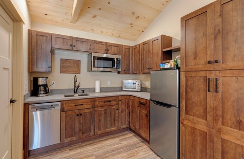 Sunapee Hotel | Studio Suite #8 at The Lodge | Minutes from Sunapee Harbor and Mount Sunapee