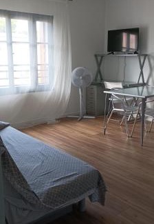 Meze Apartment | Studio vue château 100m étang, plage et halles