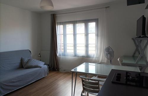 Meze Apartment | Studio vue château 100m étang, plage et halles