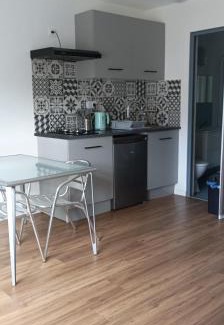 Meze Apartment | Studio vue château 100m étang, plage et halles