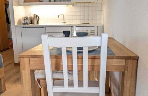 Aeschi bei Spiez Apartment | Studio with balcony, Niesen view & parking near Interlaken, Thunersee & Blausee