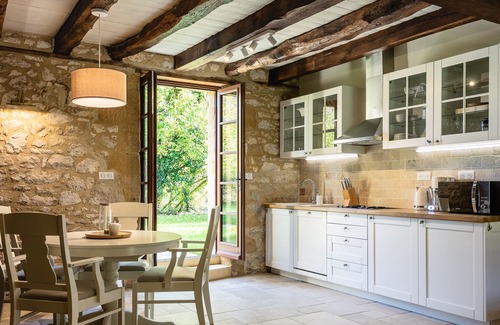Carlux House | Stunning 2-Bed restored House privert river view
