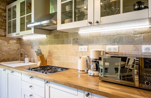 Carlux House | Stunning 2-Bed restored House privert river view