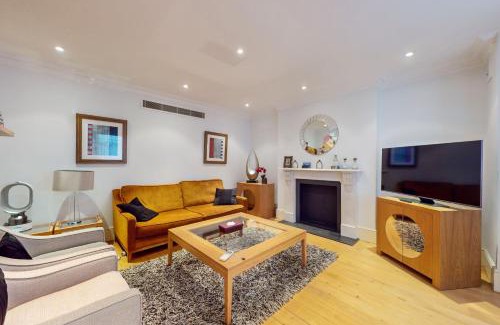 Queen's Gate Apartment | Stunning 2BD flat in South Kensington with a patio