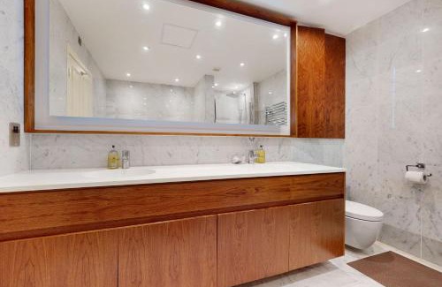 Queen's Gate Apartment | Stunning 2BD flat in South Kensington with a patio