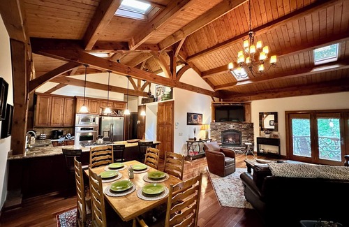 Waynesville Cabin | Stunning 3-bedroom private mountain retreat nestled in the Smoky Mountains
