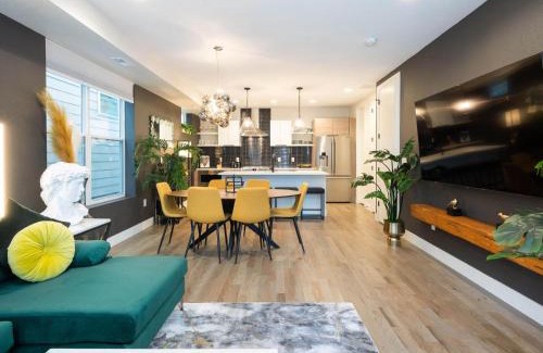 West Colfax House | Stunning 3BD 3.5 BA - 10 Min to Downtown! Garage!