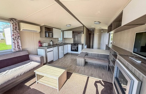 Great Yarmouth House | Stunning 8 berth caravan at Cherry Tree Holiday Park in Norfolk ref 70711C
