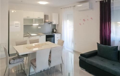 Sarsoni Apartment | Stunning Apartment In Mladenici