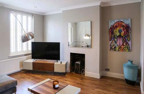 Mortlake Apartment | Stunning Barnes Village Riverside Gem