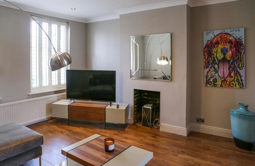 Mortlake Apartment | Stunning Barnes Village Riverside Gem