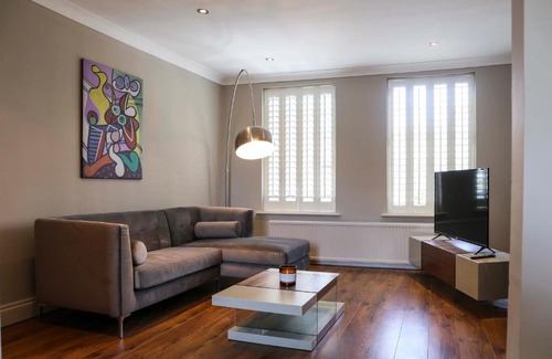 Mortlake Apartment | Stunning Barnes Village Riverside Gem