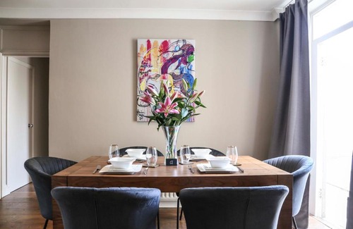 Mortlake Apartment | Stunning Barnes Village Riverside Gem