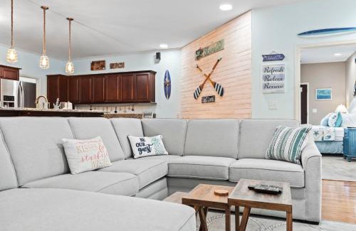 Garden City House | Stunning Beach Cottage! Hot Tub and Pet Friendly! Sleeps 6!
