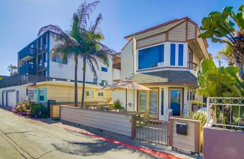 South Mission Beach House | Stunning beach home located between bay and beach with Ocean View Patio