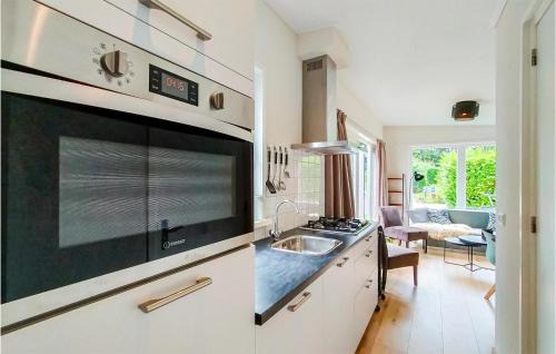 Heinkenszand House | Stunning Home In Heinkenszand With Wifi