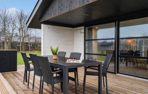 Skaven Strand House | Stunning Home In Tarm With Wifi