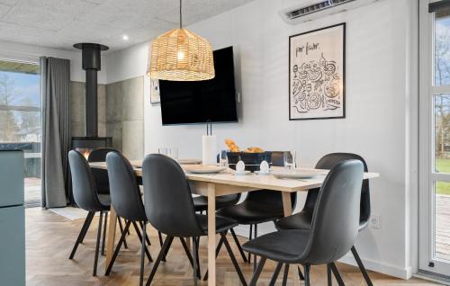 Skaven Strand House | Stunning Home In Tarm With Wifi